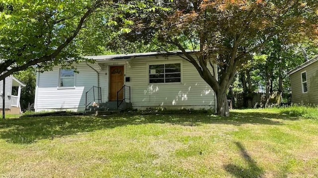 2816 Lyndhurst Ave, Saint Louis, MO 63114 - bungalow-style house with a front yard