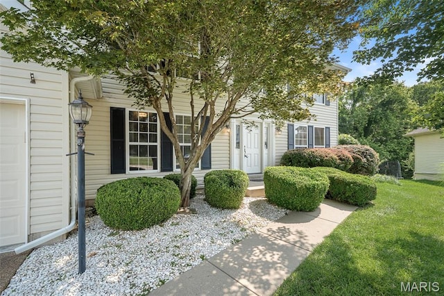 881 Sara Beth Ct, Saint Peters, MO 63376 - view of property hidden behind natural elements featuring a front lawn and a garage