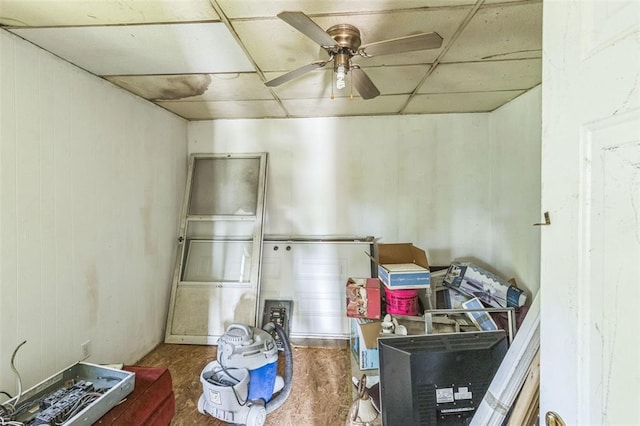 empty room with a drop ceiling and a ceiling fan