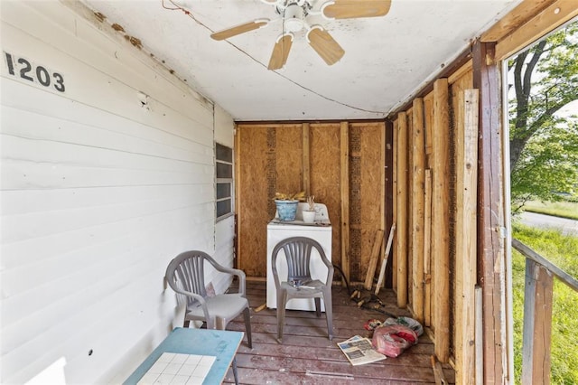 sunroom with ceiling fan