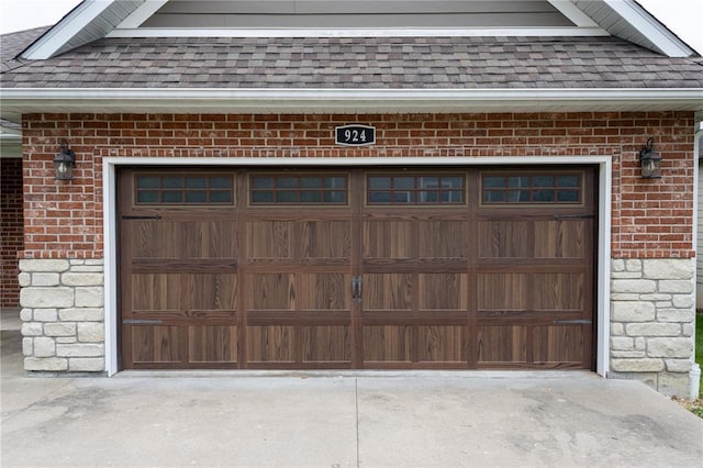 924 Brookside Ln, Rolla, MO 65401 - garage featuring concrete driveway