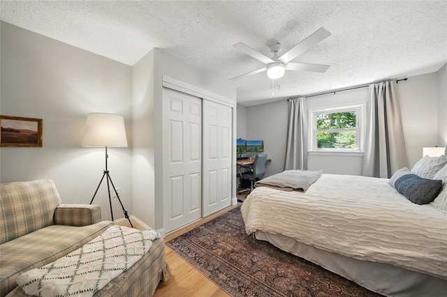 636 Parker Dr, Ballwin, MO 63021 - bedroom featuring a desk, wood finished floors, a closet, a textured ceiling, and ceiling fan