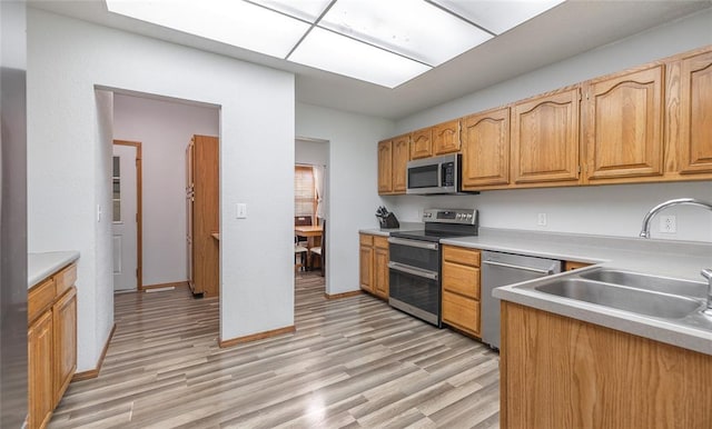 12755 Echo Ln, Plato, MO 65552 - kitchen with stainless steel appliances, a sink, light wood-type flooring, and light countertops