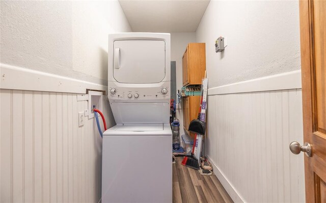 12755 Echo Ln, Plato, MO 65552 - laundry room featuring stacked washing machine and dryer, wood finished floors, and wainscoting
