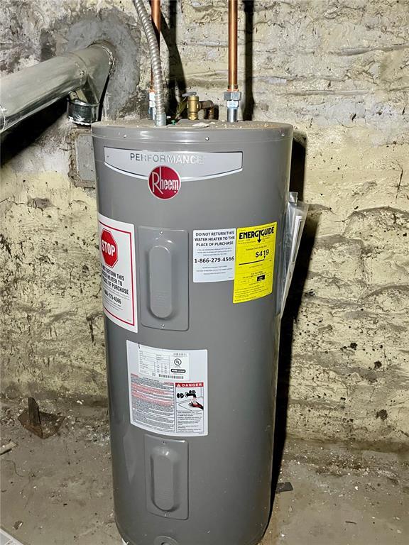 2715 Arkansas Ave, Saint Louis, MO 63118 - utility room featuring water heater