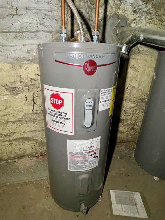 2715 Arkansas Ave, Saint Louis, MO 63118 - utility room with electric water heater