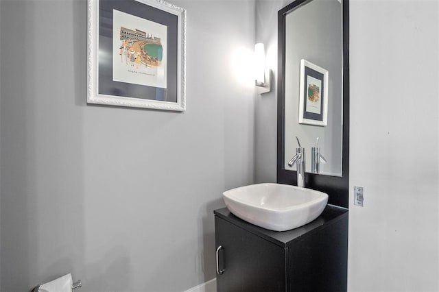 4100 Forest Park Ave Unit 323, Saint Louis, MO 63108 - half bath with vanity