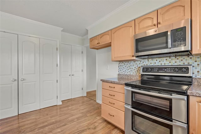 10014 Aldred Dr, Sunset Hills, MO 63128 - kitchen with stainless steel appliances, light brown cabinetry, crown molding, light wood-style floors, and decorative backsplash