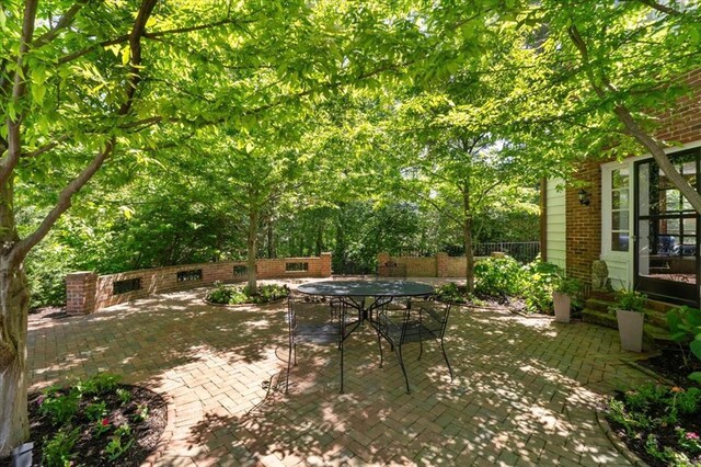 15 Briarcliff Rd, Ladue, MO 63124 - view of patio / terrace with outdoor dining area