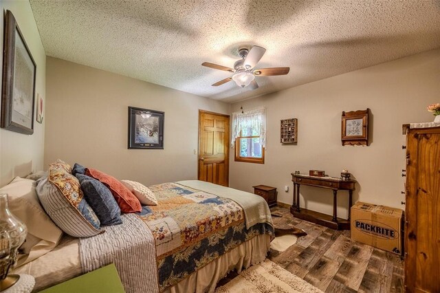 bedroom with wood finished floors, a textured ceiling, and ceiling fan