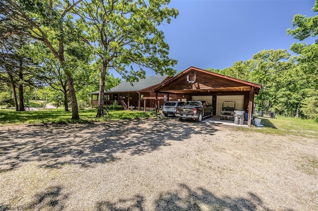 view of front facade with driveway and a garage