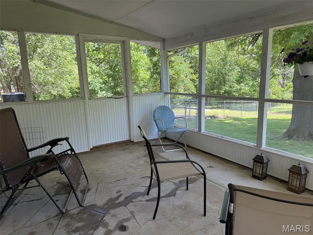 414 Hillcrest Dr, Sullivan, MO 63080 - sunroom featuring vaulted ceiling