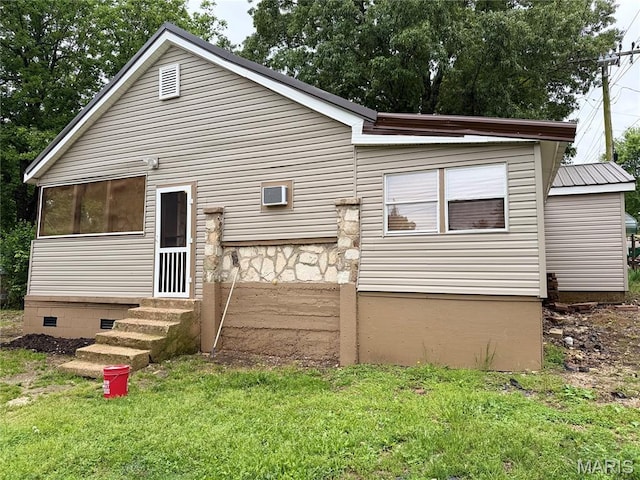 929 Race St, Thayer, MO 65791 - view of front of house featuring entry steps, crawl space, and a front yard