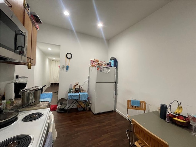 3819 Nebraska Ave, Saint Louis, MO 63118 - kitchen featuring white appliances, dark wood-type flooring, baseboards, and recessed lighting