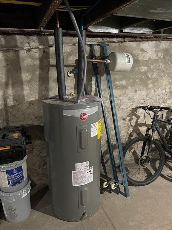 3819 Nebraska Ave, Saint Louis, MO 63118 - utilities featuring water heater