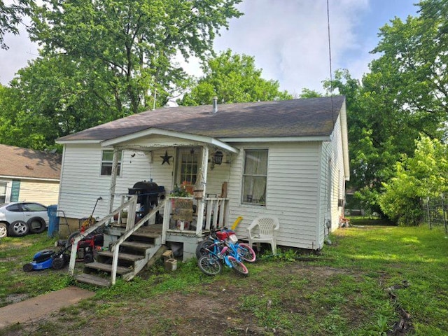 602 Center St, Bloomfield, MO 63825 - view of front of home featuring a front yard, a shingled roof, and ceiling fan