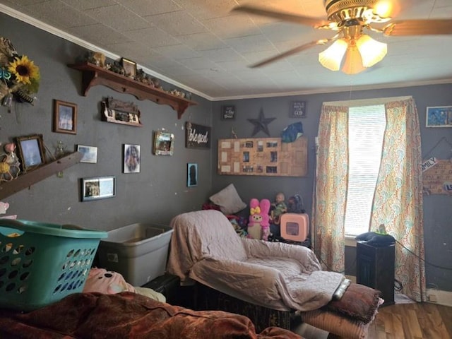 602 Center St, Bloomfield, MO 63825 - living area featuring crown molding, ceiling fan, and wood finished floors
