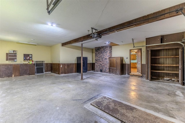 21509 Rockwell Dr, Lebanon, MO 65536 - garage featuring wainscoting
