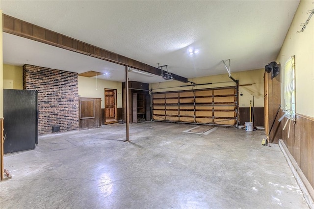 21509 Rockwell Dr, Lebanon, MO 65536 - garage featuring a garage door opener