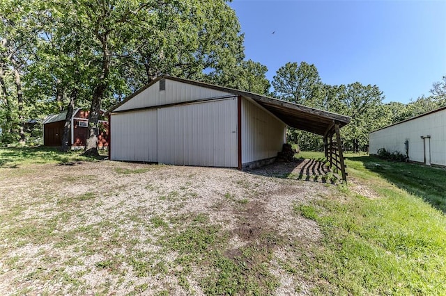 21509 Rockwell Dr, Lebanon, MO 65536 - view of pole building with a lawn and driveway
