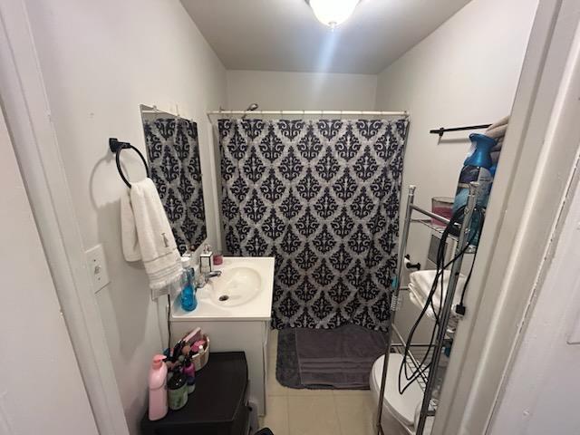 600 Center St, Bloomfield, MO 63825 - bathroom featuring vanity, tile patterned floors, a shower with curtain, and toilet