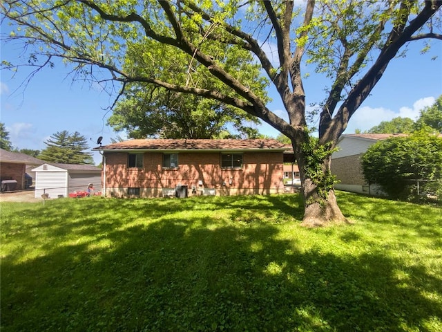 2540 Courtyard Pl, Florissant, MO 63031 - view of front of property featuring a front lawn