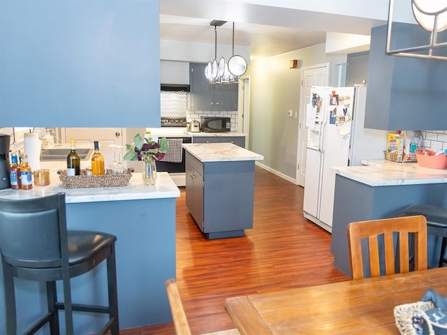 3930 Commanche Ave, Hannibal, MO 63401 - kitchen featuring black microwave, tasteful backsplash, and dark wood-style floors