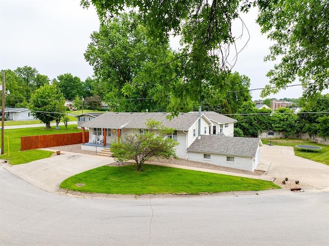 3930 Commanche Ave, Hannibal, MO 63401 - view of front of home featuring covered porch, concrete driveway, and a front yard