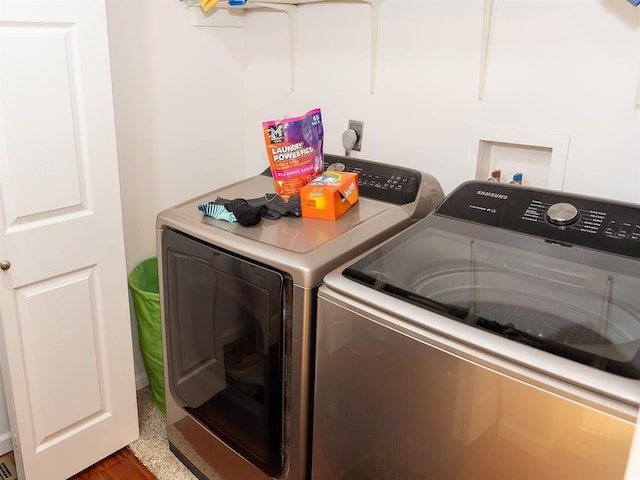 3930 Commanche Ave, Hannibal, MO 63401 - laundry area with washer and dryer