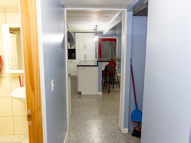 3930 Commanche Ave, Hannibal, MO 63401 - hall with baseboards