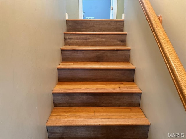 2828 Rutger St, Saint Louis, MO 63104 - view of staircase