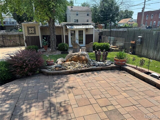2828 Rutger St, Saint Louis, MO 63104 - fenced backyard with french doors and a patio area