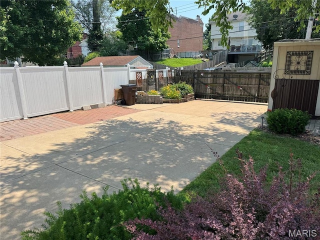 2828 Rutger St, Saint Louis, MO 63104 - fenced backyard with a patio