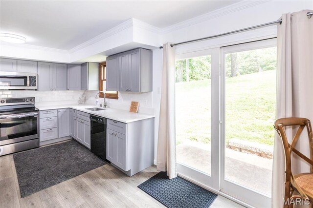2915 Ozark Dr, Queeny Township, MO 63122 - kitchen with stainless steel appliances, gray cabinetry, a sink, crown molding, and light wood-style flooring