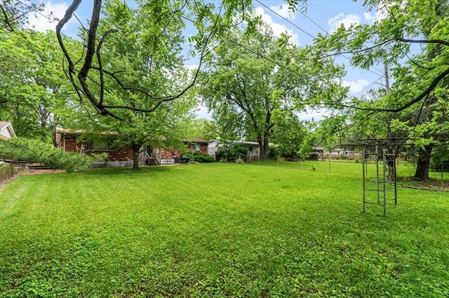 930 Laredo Ave, Saint Louis, MO 63138 - view of grassy yard