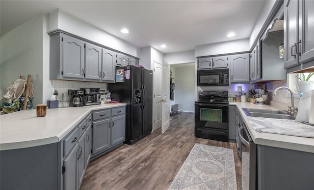 20336 Scholar Ln, Waynesville, MO 65583 - kitchen featuring black appliances, a sink, gray cabinets, dark wood-type flooring, and decorative backsplash