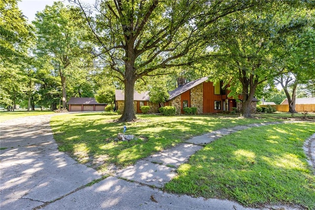 22 Greenbriar Dr, New Madrid, MO 63869 - view of front of house with a front yard and stone siding