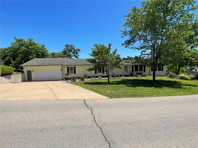95 W Lakeview Dr, De Soto, MO 63020 - ranch-style house with concrete driveway, a garage, and a front lawn