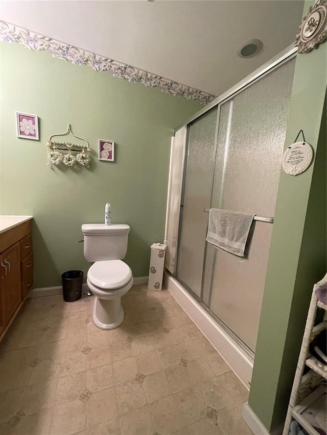 95 W Lakeview Dr, De Soto, MO 63020 - full bathroom featuring vanity, a shower stall, toilet, and baseboards