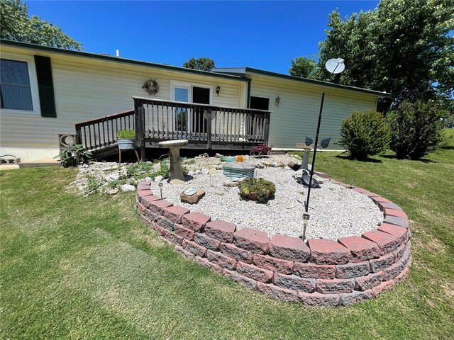 95 W Lakeview Dr, De Soto, MO 63020 - back of property featuring a wooden deck and a yard