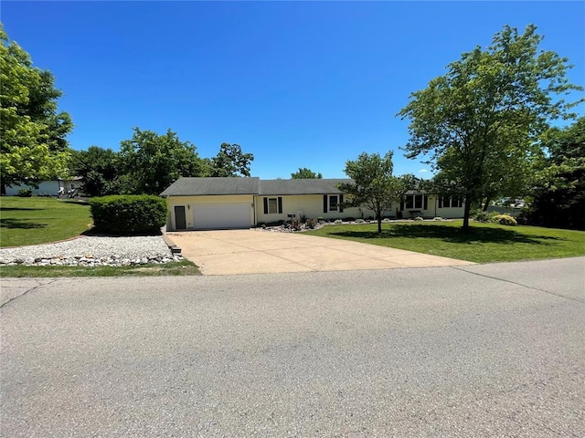 95 W Lakeview Dr, De Soto, MO 63020 - view of front facade featuring driveway, an attached garage, and a front lawn