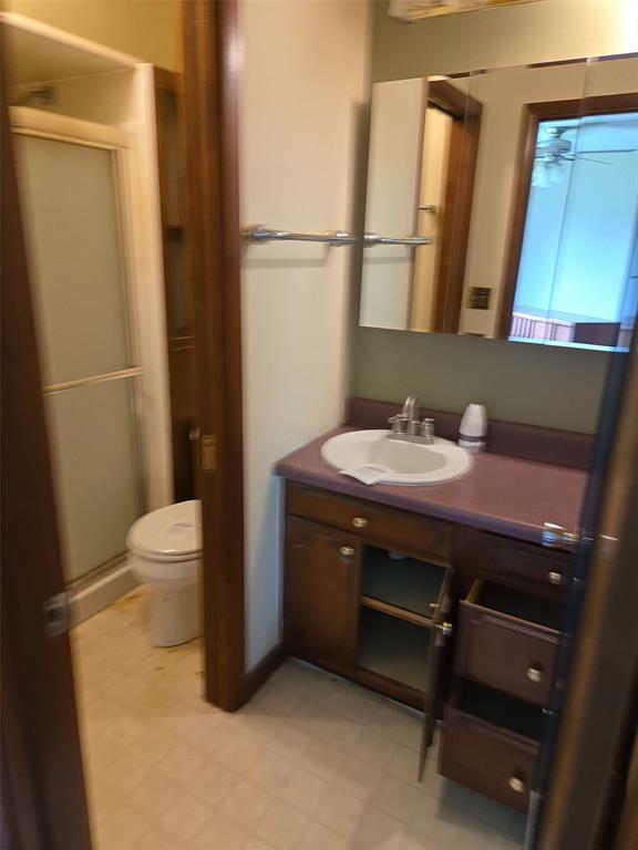 125 Country Club Pl, Belleville, IL 62223 - full bath featuring toilet, vanity, and a shower stall