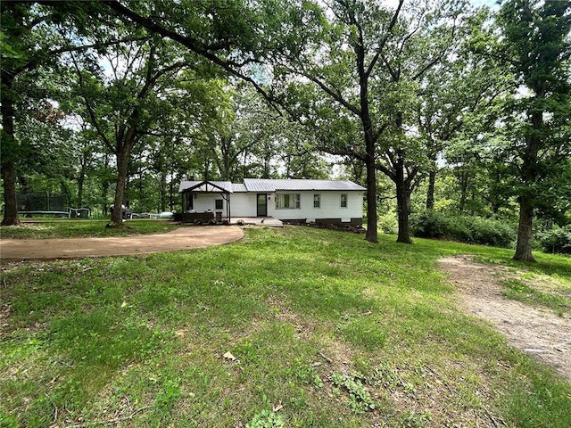 656B Watson Rd, Sullivan, MO 63080 - view of front of home featuring a front yard, metal roof, and dirt driveway