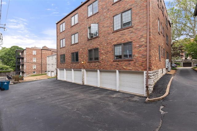 7520 Buckingham Dr Unit 1W, Saint Louis, MO 63105 - view of property featuring driveway