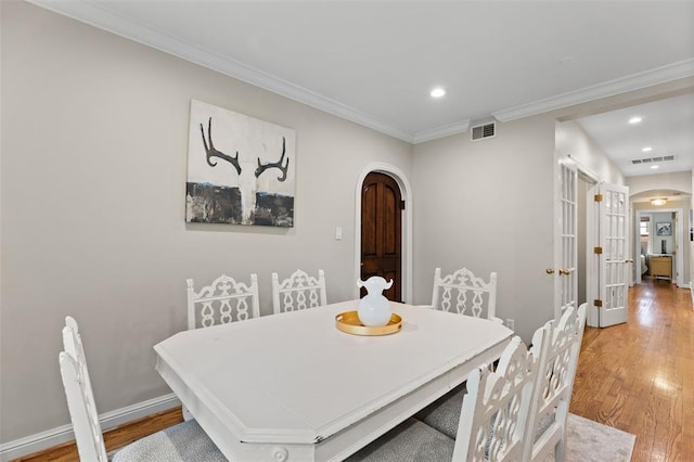 7520 Buckingham Dr Unit 1W, Saint Louis, MO 63105 - dining room with arched walkways, wood finished floors, crown molding, recessed lighting, and baseboards