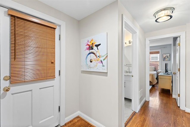 7520 Buckingham Dr Unit 1W, Saint Louis, MO 63105 - hallway featuring wood finished floors and baseboards