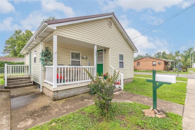 700 E S Main St, Dexter, MO 63841 - bungalow-style home featuring covered porch and a front yard