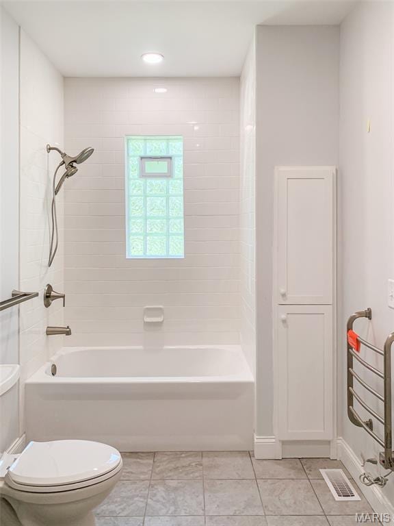 526 State St, Dupo, IL 62239 - full bathroom featuring toilet, washtub / shower combination, and recessed lighting