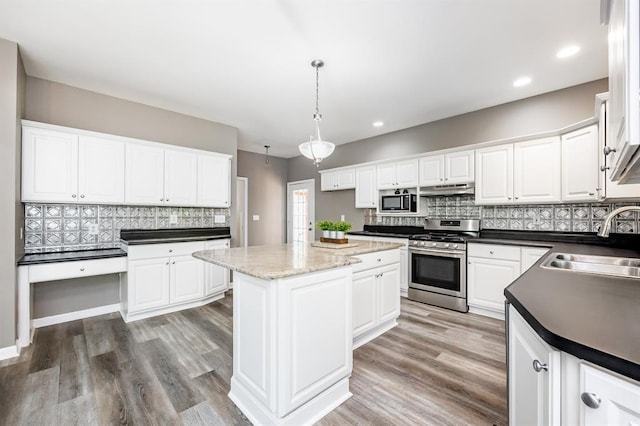 3 Wedgewood Ct, Edwardsville, IL 62025 - kitchen featuring stainless steel gas stove, a sink, tasteful backsplash, white cabinetry, and recessed lighting
