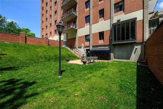816 S Hanley Rd Unit 8C, Saint Louis, MO 63105 - view of grassy yard